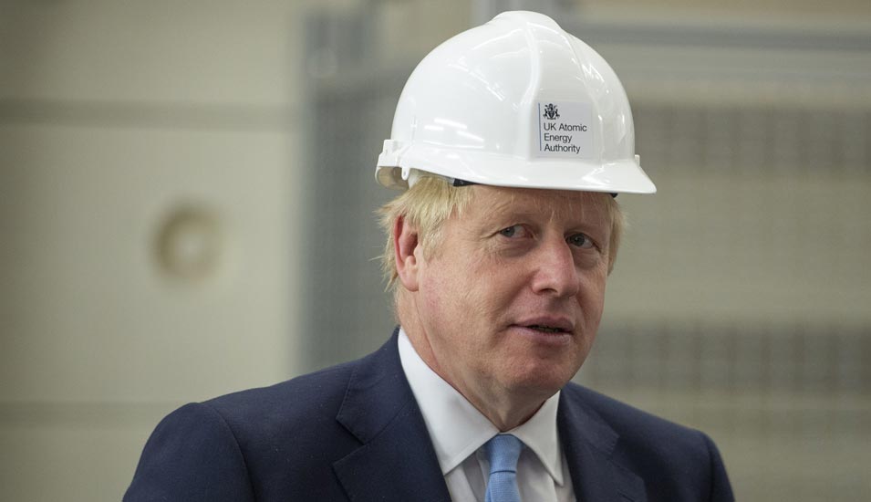 Boris Johnson mit weißem Schutzhelm