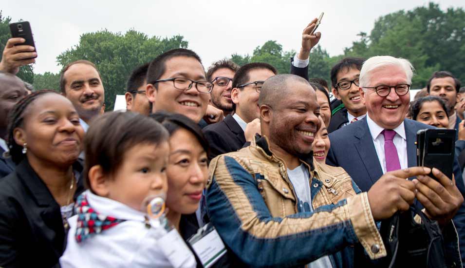 Stipendiaten der Alexander von Humboldt-Stiftung machen Selfies mit dem Bundespräsidenten Steinmeier