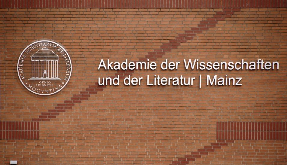 Fassade mit Logo auf Backsteingebäude der Akademie der Wissenschaften und der Literatur in Mainz