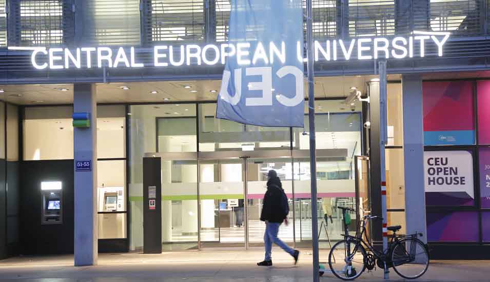 Eingang des Gebäudes der Central European University (CEU) in Wien