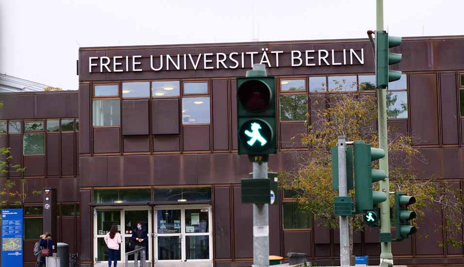 "Freie Universität Berlin" steht an einem Gebäude der FU in Berlin