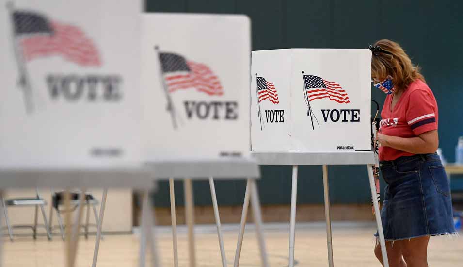 Eine Frau gibt in einer Wahlkabine ihre Stimme ab für die US-Wahl 2020