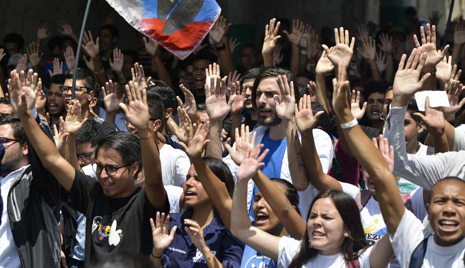 Studierende protestieren vor der Central University of Venezuela