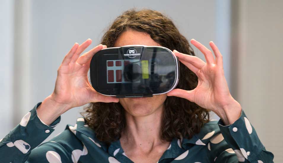 Angela Dorn, Wissenschaftsministerin von Hessen, hält eine VR-Brille