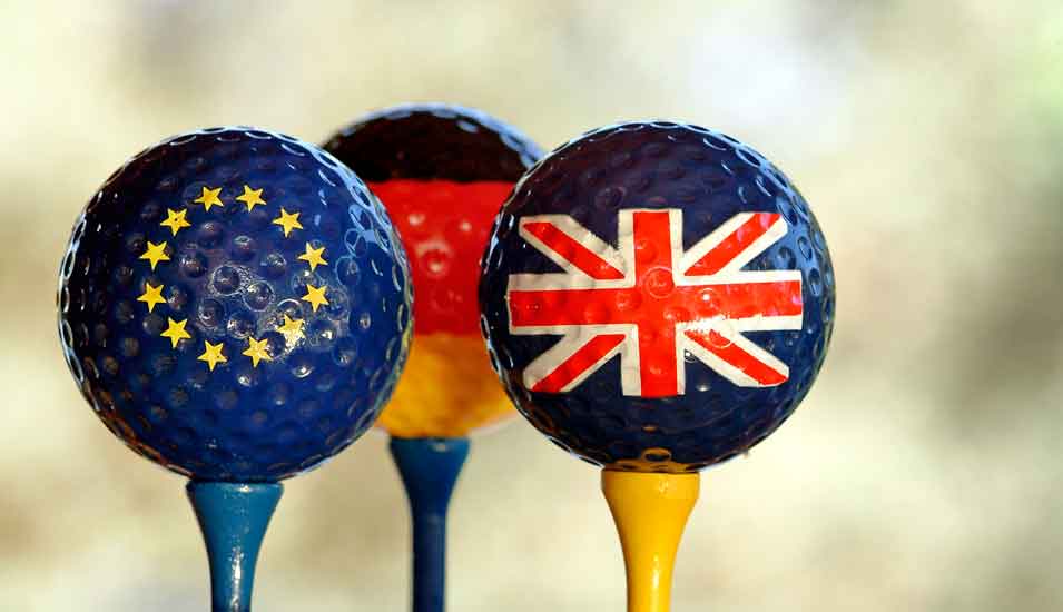 Drei Golfbälle mit je einer Flagge von Europa, Großbritannien und Deutschland aufgedruckt