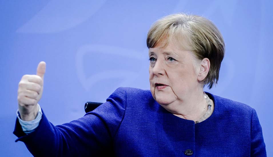 Bundeskanzlerin Angela Merkel (CDU) gibt das "Daumen hoch"-Zeichen