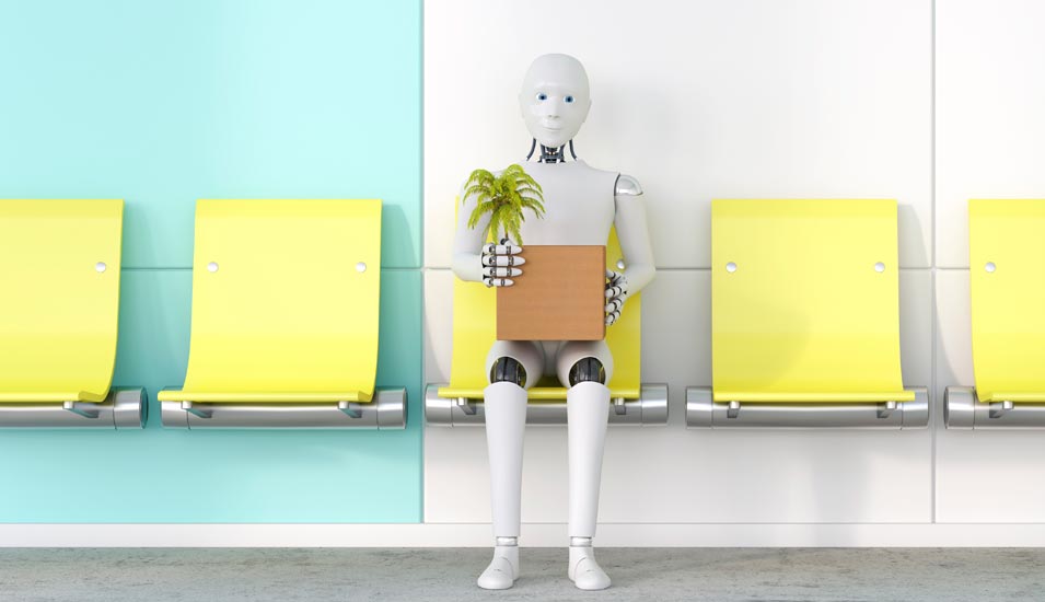 Roboter sitzt auf einer Wartebank mit Karton und Pflanze auf dem Arm
