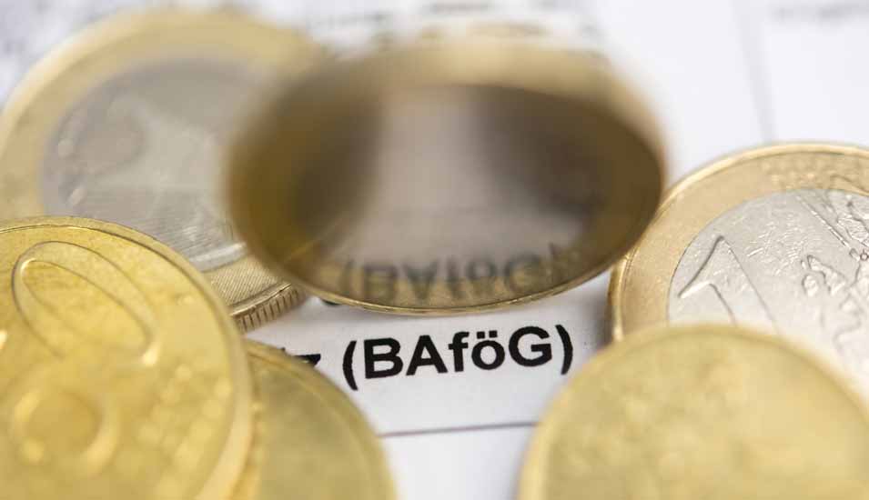 Euro-Münzen auf einem Formular mit der Aufschrift "Bafög"
