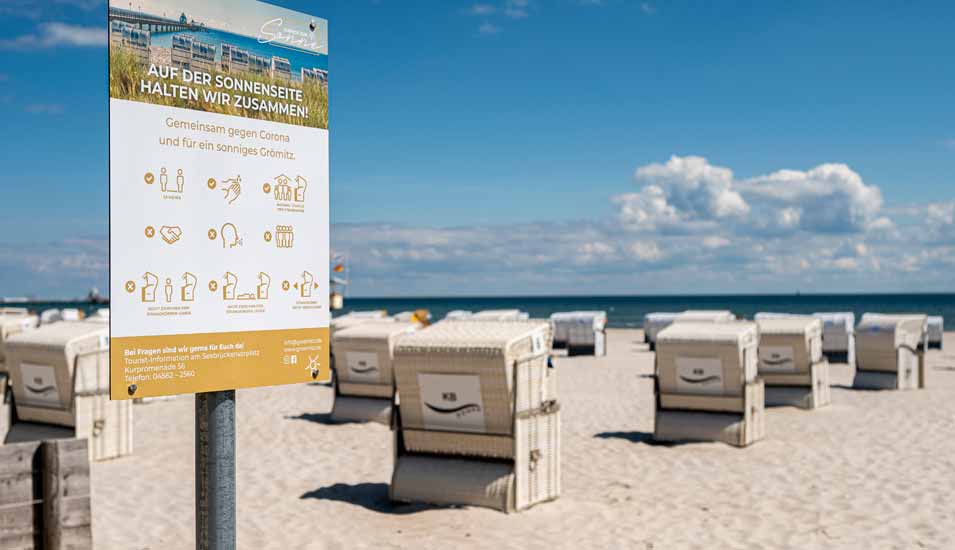 Hinweisschilder erinnern an die Hygienevorschriften in der Coronakrise am Strand des Ostseeortes Grömitz.