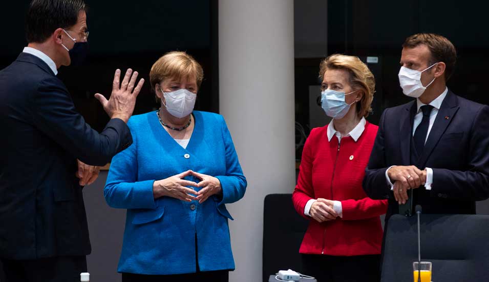 Der niederländische Premierminister Mark Rutte (l-r), die deutsche Bundeskanzlerin Angela Merkel (CDU), die Präsidentin der Europäischen Kommission Ursula von der Leyen und der französische Präsident Emmanuel Macron stehen während eines Treffens am Rande des EU-Gipfels zusammen.