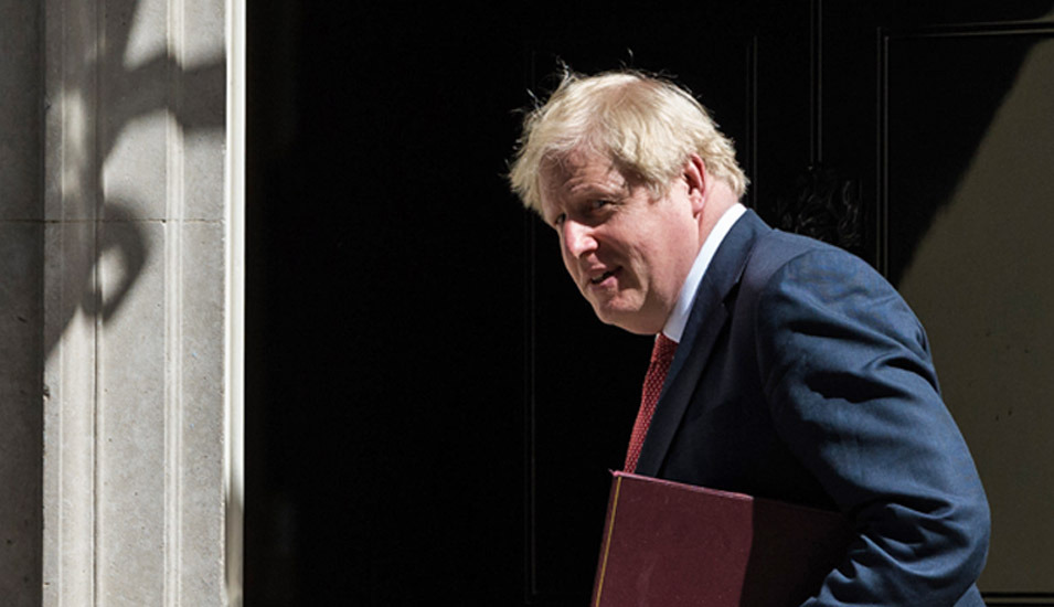 Premier Boris Johnson vor der Eingangstür der Downing Street 