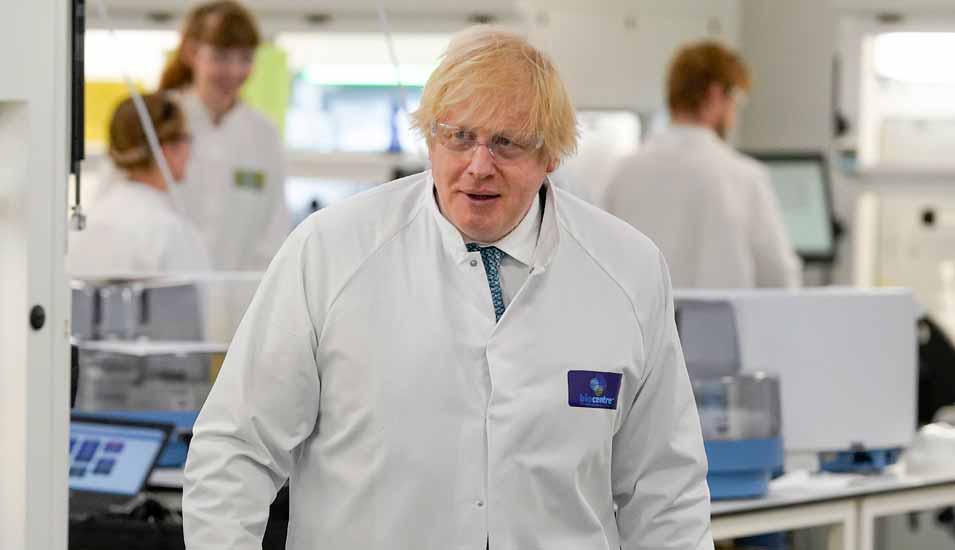 Boris Johnson mit Kittel und Schutzbrille beim Besuch eines Forschungslabors