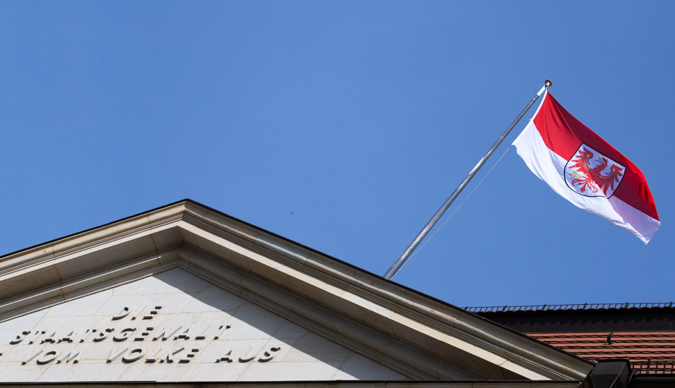 Flagge an der Staatskanzlei in Brandenburg