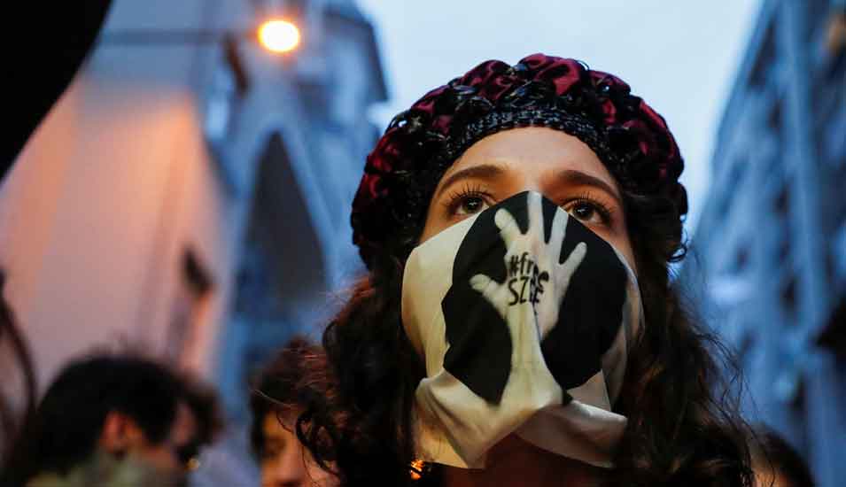 Junge Frau bei einem Studentenprotest gegen die Kontrolle der ungarischen Regierung über die Budapester Film- und Theater-Universität