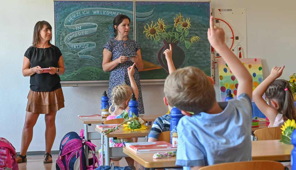 Lehrerin und Schüler in einem Klassenraum einer Grundschule in Frankfurt (Oder)