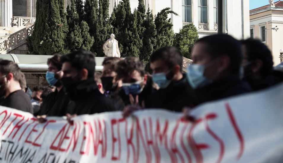 Studierende protestieren mit Bannern in Athen