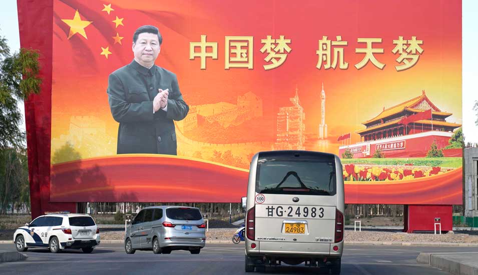 Riesige Werbetafel mit dem Bild des chinesischen Staatschef Xi Jinping und chinesischer Schrift ("Chinesischer Traum, Weltraum Traum").