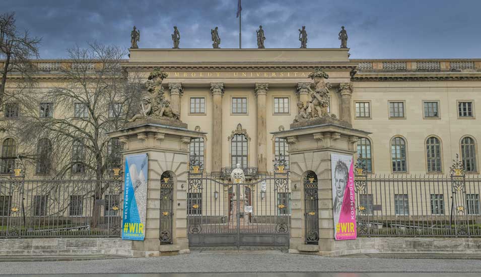 Hauptgebäude, Humboldt-Universität, Unter den Linden, Mitte, Berlin. Der Himmel dahinter ist düster bewölkt.