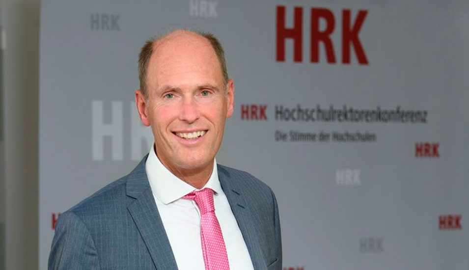 Portraitfoto von Peter-André Alt, Präsident der Hochschulrektorenkonferenz (HRK).