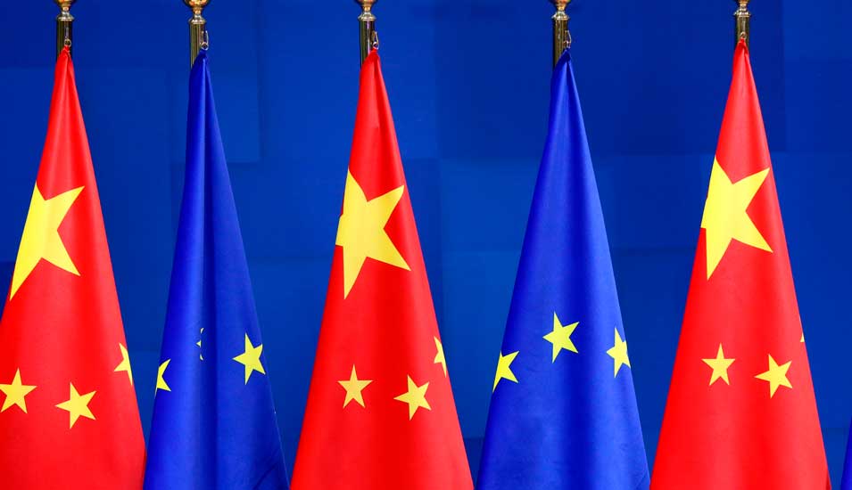 Flaggen der EU und Chinas hängen nebeneinander.