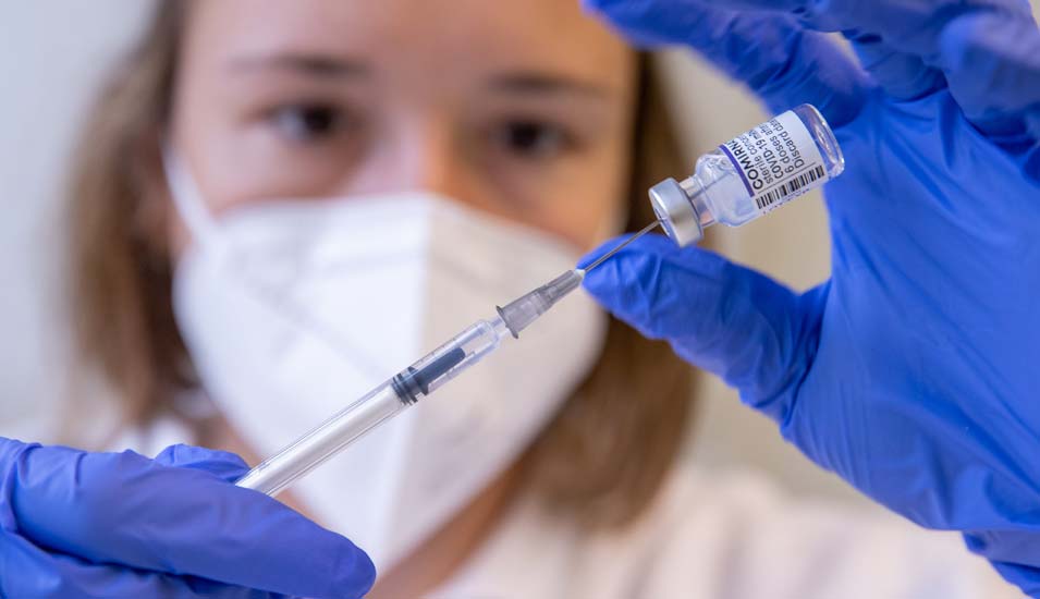 Eine junge Mitarbeiterin zieht in einem Impfzentrum eine Spritze mit dem Impfstoff von Biontech/Pfizer gegen Covid-19 auf. 