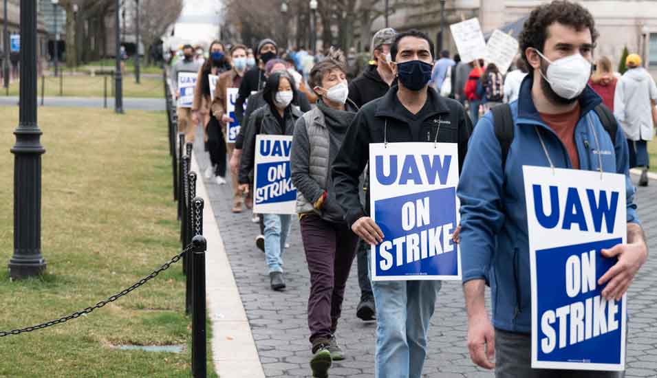 Doktoranden der Columbia University in New York mit Demo-Schildern bei einem Streik im März 2021.