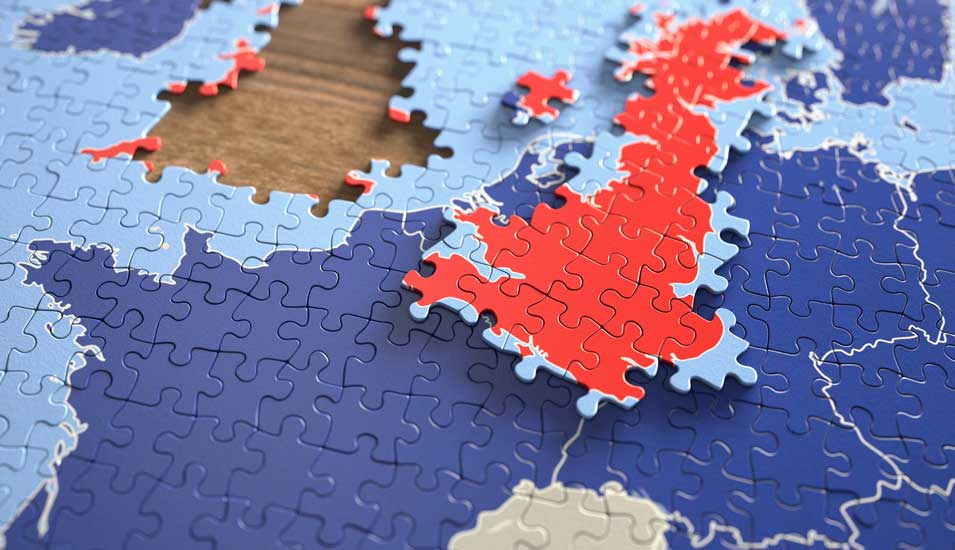 Symbolische Darstellung der Assoziierung Großbritanniens an Horizon Europe: In Puzzleteilen liegt Großbritannien auf einem Europapuzzle.