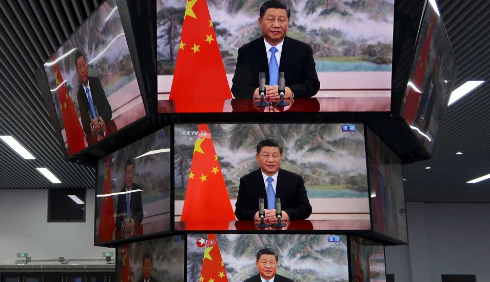 Viele Fernsehbildschirme hängen übereinander - auf allen sieht man Xi Jinping.
