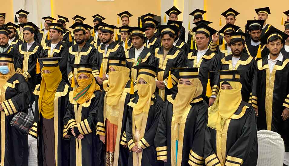 Gruppenfoto von den Absolventen einer privaten Universität in Afghanistan aufgenommen im November 2021.
