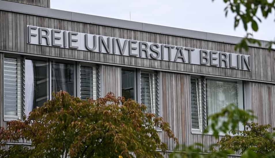 Schriftzug Freie Universität Berlin an einem Gebäude der FU