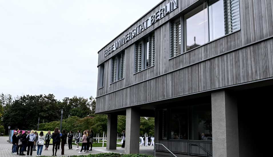 Außeransicht eines Gebäudes der Freien Universität Berlin mit dem Namen der Hochschule.