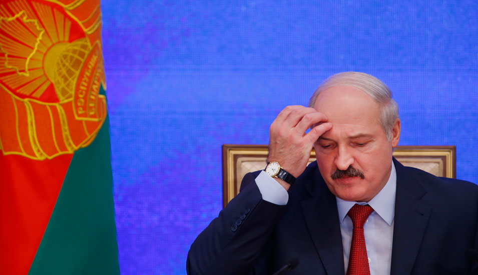 Portraitfoto von Alexander Lukaschenko, Präsident von Belarus, er schaut nach unten und kratzt sich am Kopf.