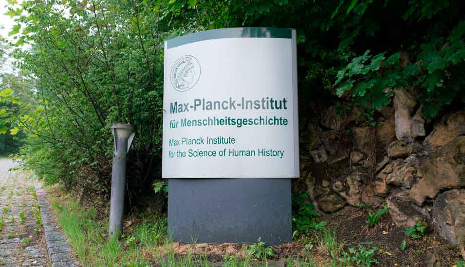 Schild mit Namen und Logo des Max-Planck-Instituts für Menscheitsgeschichte in Jena