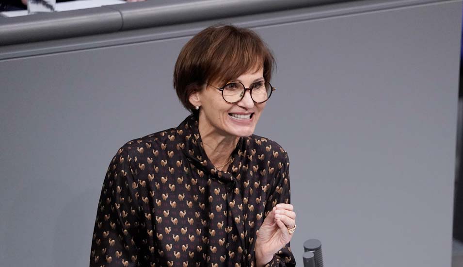 Bundesbildungsministerin Bettina Stark-Watzinger im Portrait bei einer Rede im Deutschen Bundestag