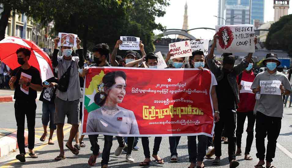 Demonstranten mit Schildern auf einer Straße in Myanmar
