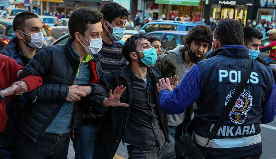 Auseinandersetzung von Studierenden mit der Polizei bei Protesten in der Türkei