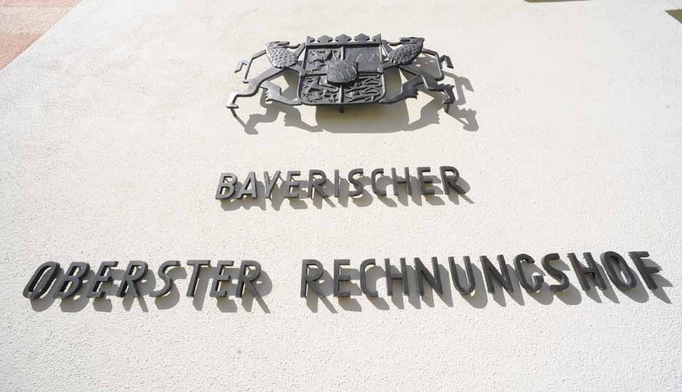 Landeswappen und Schriftzug am Bayerischen Obersten Rechnungshof (ORH)