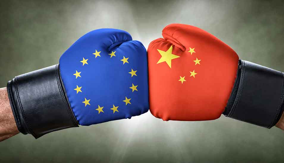 Fäuste in Boxhandschuhen mit den Flaggen der EU und China stoßen gegeneinander