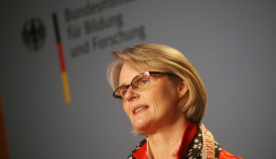 Das Foto zeigt ein Porträt von Bundesbildungsministerin Anja Karliczek