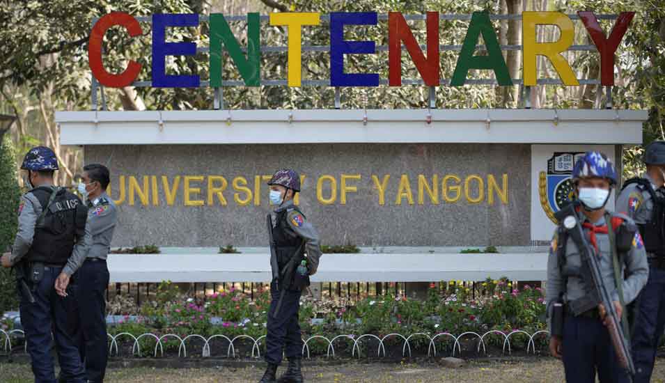 Polizisten bewachen die Universität von Yangon in Myanmar