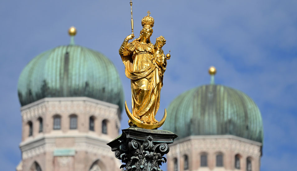 Blick auf die Marienstatue und die Frauenkirche in München.