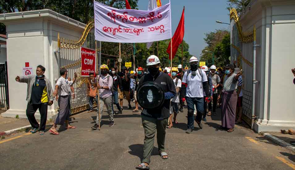 Studierende der Universität Yangon während der Demonstration gegen die Junta in Yangon im Februar.