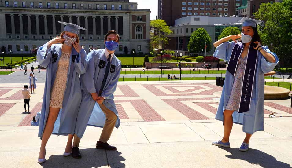 Studierende in Abschluss-Robe auf dem Campus der Columbia University in New York