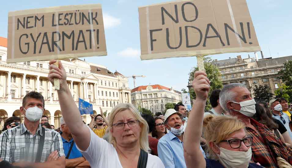 Demonstranten in Budapest, eine Frau hält ein Schild mit der Aufschrift "No Fudan!".