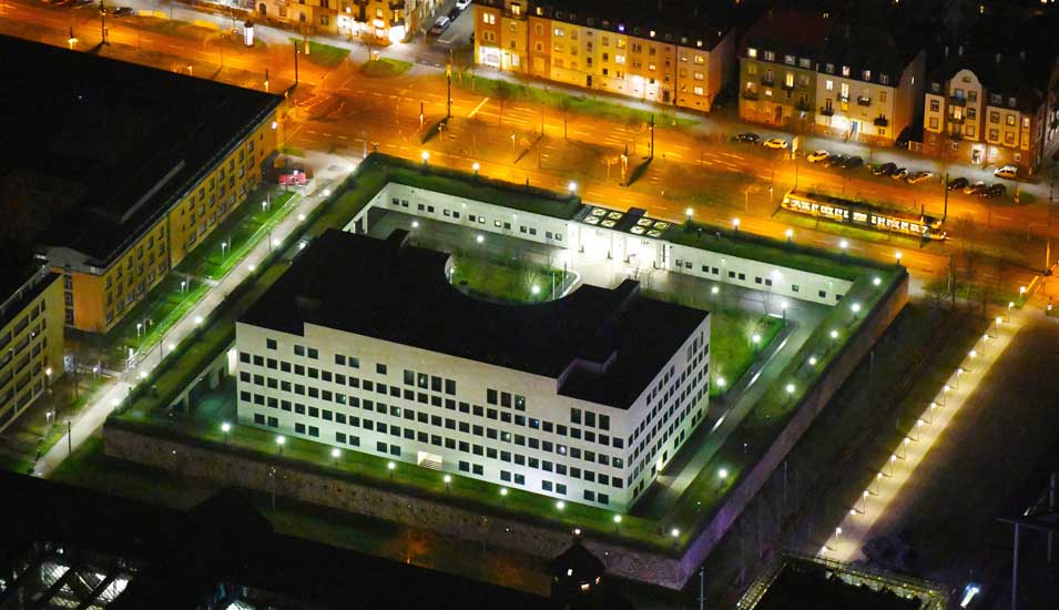 Nachtaufnahme des Verwaltungsgebäudes der staatlichen Behörde "Generalbundesanwalt beim Bundesgerichtshof".