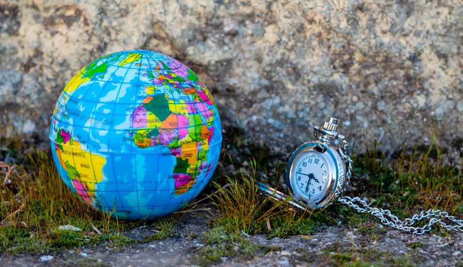Globus und eine Uhr