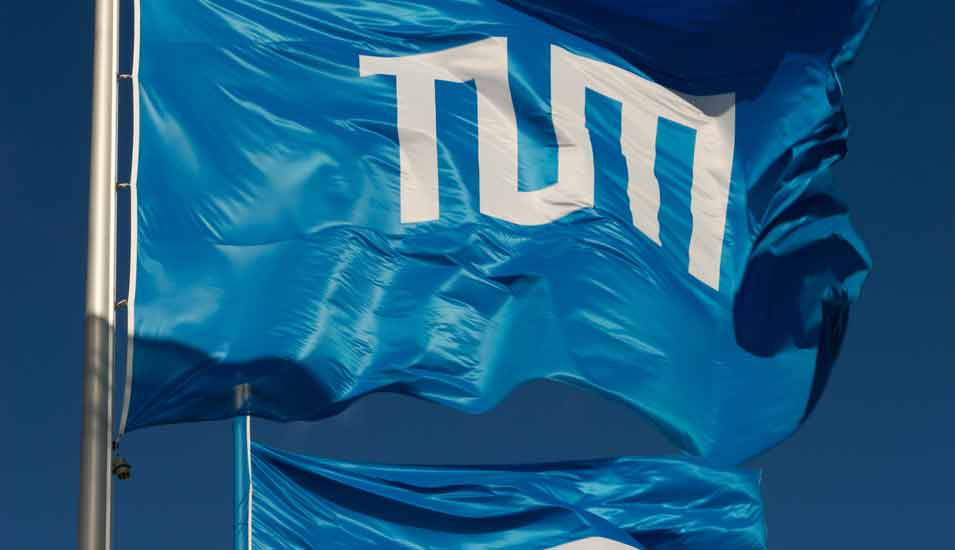 Zwei blaue Fahnen mit dem weißen TUM-Schriftzug