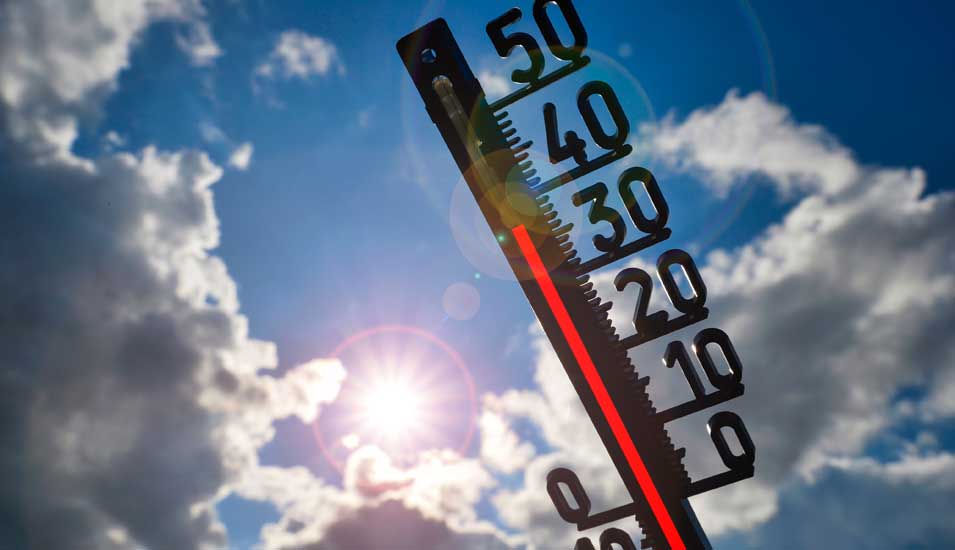 Ein Thermometer vor der sengenden Sommersonne zeigt 37 Grad Außentemperatur.