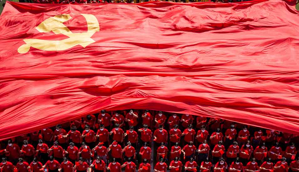 Studierende halten eine riesige Flagge der Kommunistischen Partei Chinas bei der Eröffnungsfeier des Semesters an der Huazhong University of Science and Technology in Wuhan
