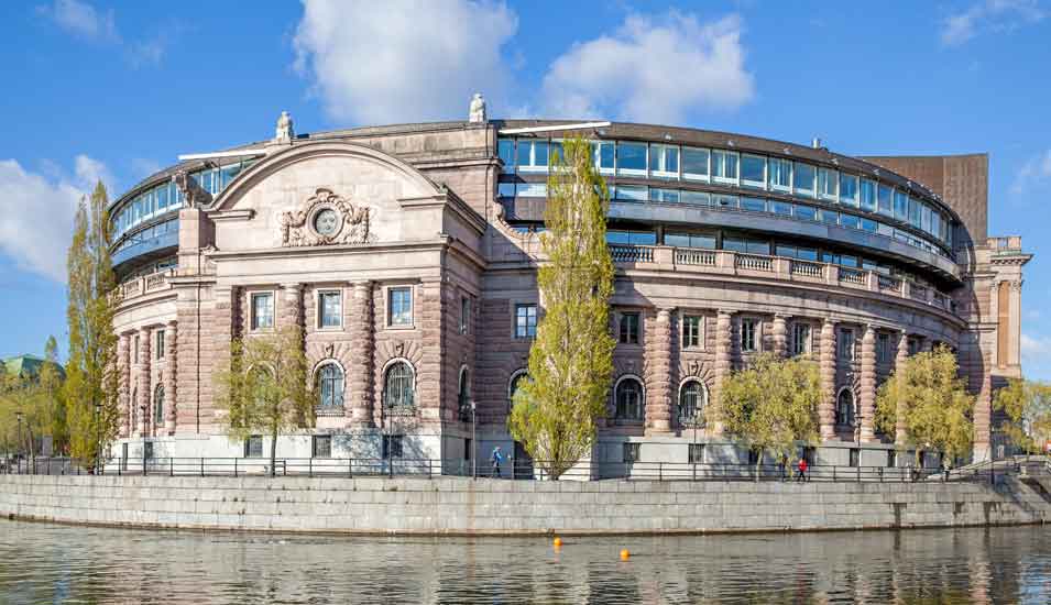 Fassade des Gebäude des Schwedischen Parlaments in Stockholm